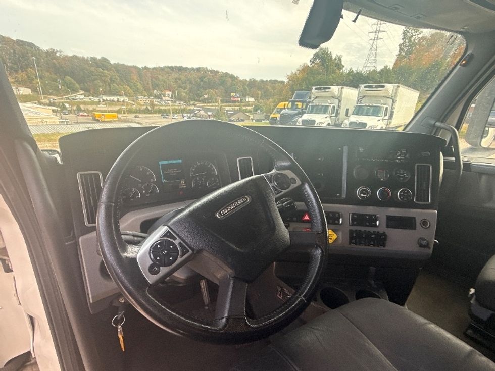 Sleeper Tractor-Heavy Duty Tractors-Freightliner-2020-T12664ST-Akron-OH-302,781\n\t\tmiles-$ 72,750 - Image 11