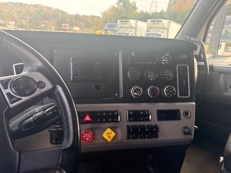 Sleeper Tractor-Heavy Duty Tractors-Freightliner-2020-T12664ST-Akron-OH-302,781\n\t\tmiles-$ 72,750 - Image 12