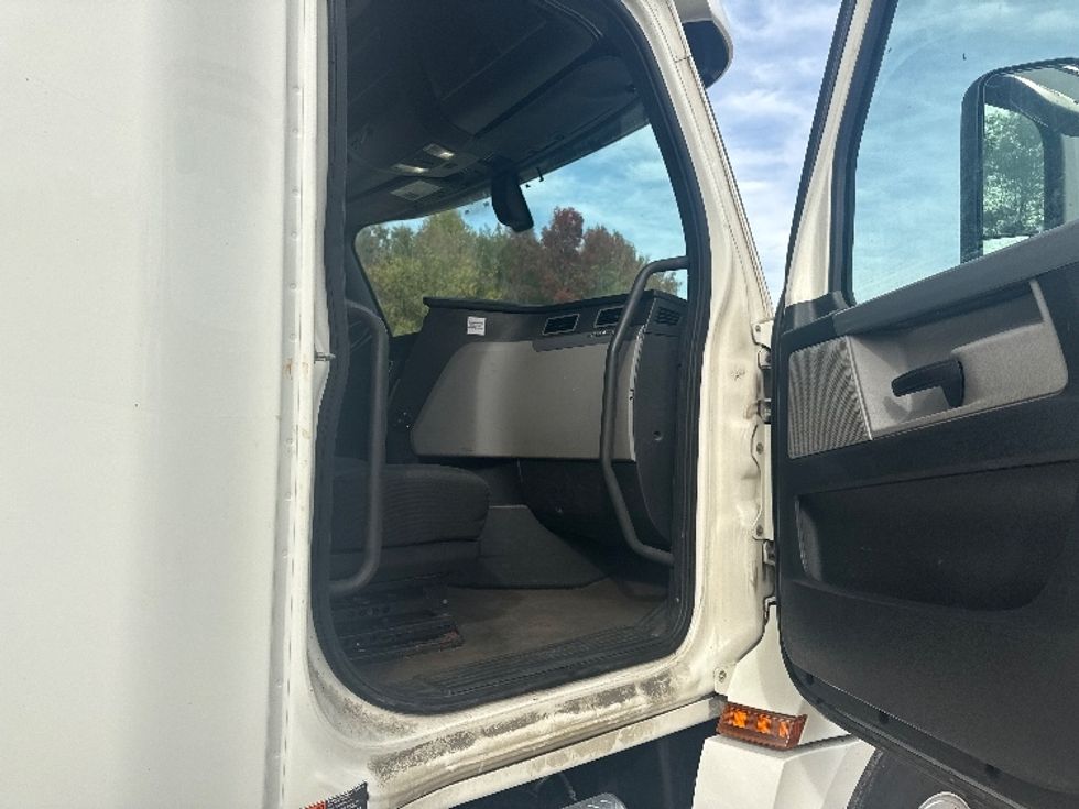 Sleeper Tractor-Heavy Duty Tractors-Freightliner-2020-T12664ST-Akron-OH-302,781\n\t\tmiles-$ 72,750 - Image 13