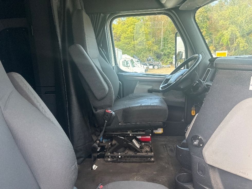 Sleeper Tractor-Heavy Duty Tractors-Freightliner-2020-T12664ST-Akron-OH-302,781\n\t\tmiles-$ 72,750 - Image 15