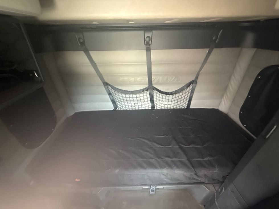 Sleeper Tractor-Heavy Duty Tractors-Freightliner-2020-T12664ST-Akron-OH-302,781\n\t\tmiles-$ 72,750 - Image 16