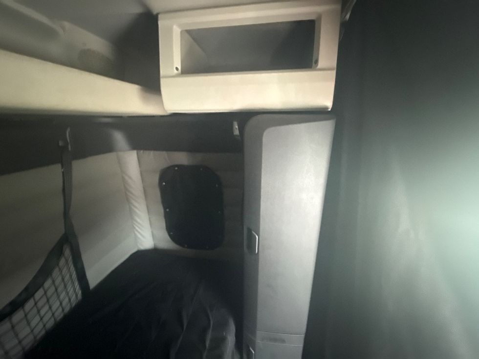 Sleeper Tractor-Heavy Duty Tractors-Freightliner-2020-T12664ST-Akron-OH-302,781\n\t\tmiles-$ 72,750 - Image 18