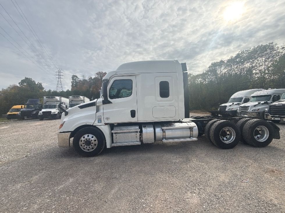 Sleeper Tractor-Heavy Duty Tractors-Freightliner-2020-T12664ST-Akron-OH-302,781\n\t\tmiles-$ 72,750 - Image 4