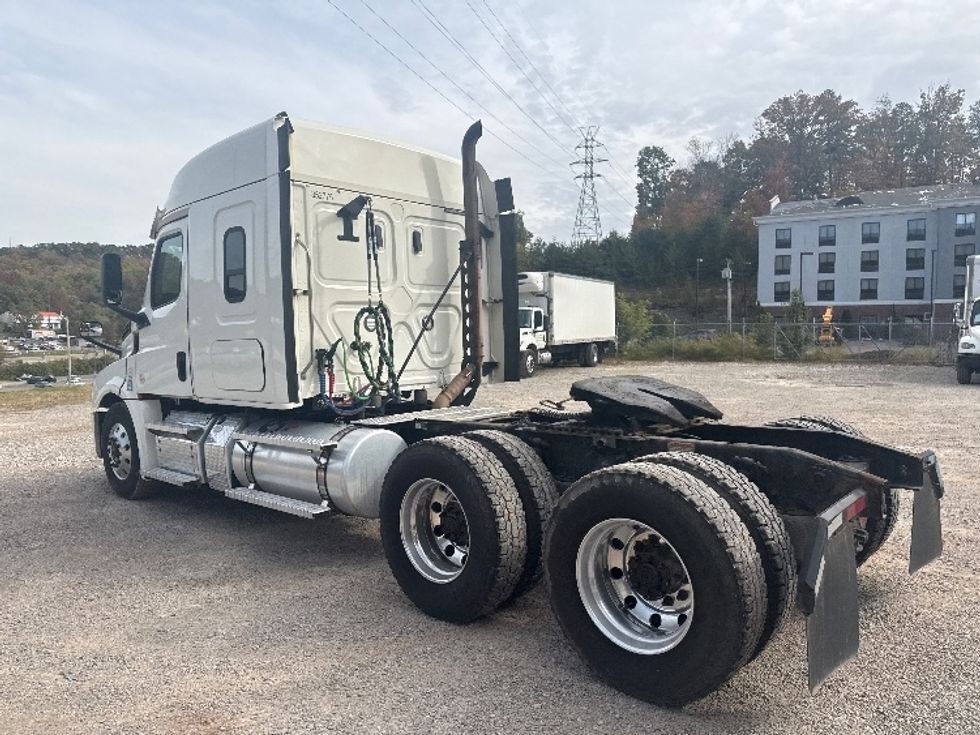 Sleeper Tractor-Heavy Duty Tractors-Freightliner-2020-T12664ST-Akron-OH-302,781\n\t\tmiles-$ 72,750 - Image 5
