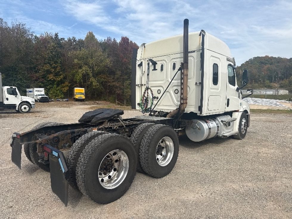 Sleeper Tractor-Heavy Duty Tractors-Freightliner-2020-T12664ST-Akron-OH-302,781\n\t\tmiles-$ 72,750 - Image 7
