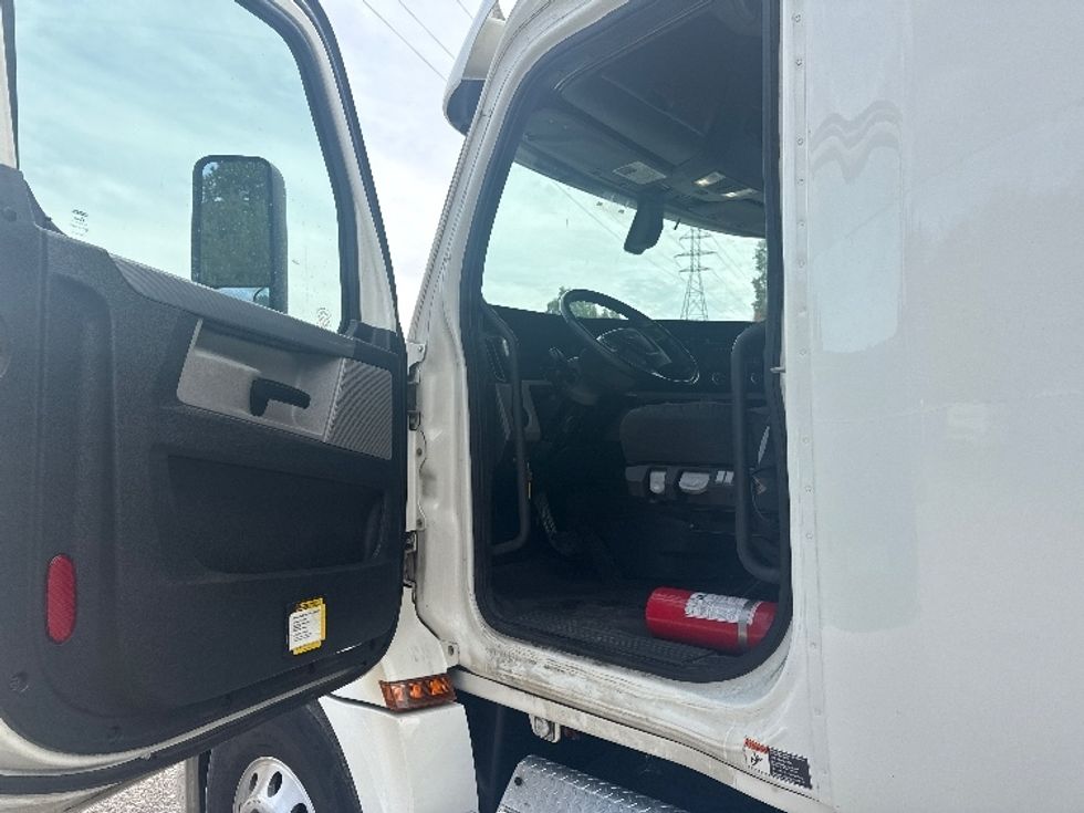 Sleeper Tractor-Heavy Duty Tractors-Freightliner-2020-T12664ST-Akron-OH-302,781\n\t\tmiles-$ 72,750 - Image 9