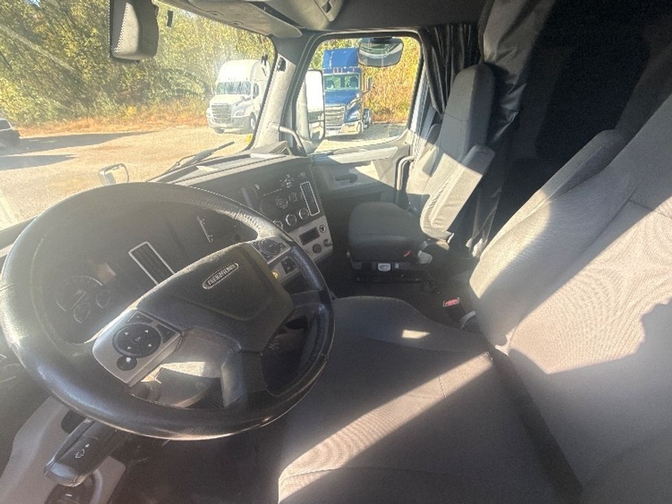 Sleeper Tractor-Heavy Duty Tractors-Freightliner-2020-T12664ST-Akron-OH-324,318\n\t\tmiles-$ 71,500 - Image 10