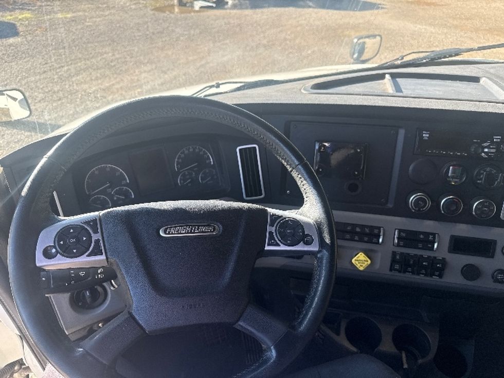 Sleeper Tractor-Heavy Duty Tractors-Freightliner-2020-T12664ST-Akron-OH-324,318\n\t\tmiles-$ 71,500 - Image 11