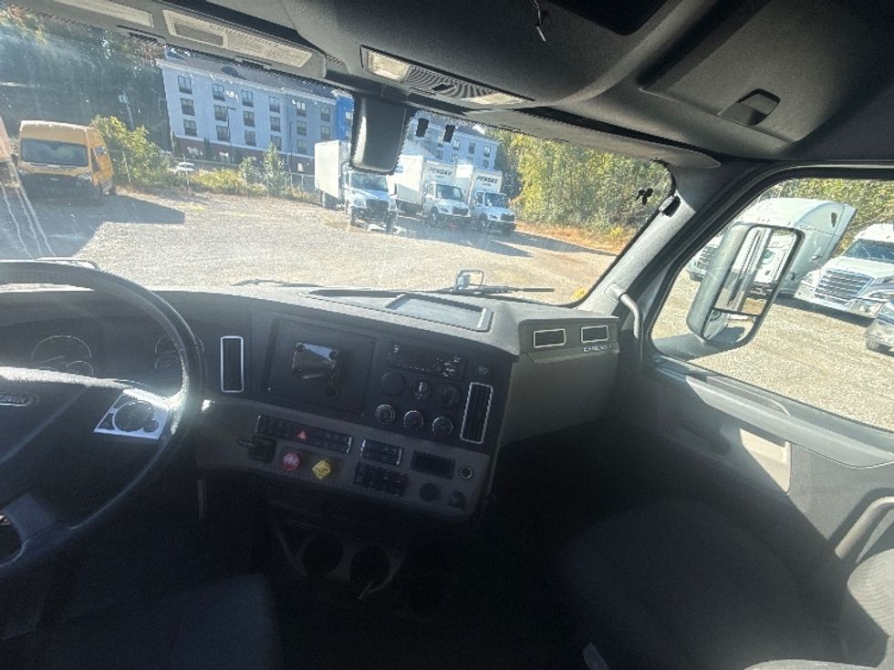 Sleeper Tractor-Heavy Duty Tractors-Freightliner-2020-T12664ST-Akron-OH-324,318\n\t\tmiles-$ 71,500 - Image 12