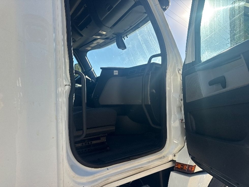 Sleeper Tractor-Heavy Duty Tractors-Freightliner-2020-T12664ST-Akron-OH-324,318\n\t\tmiles-$ 71,500 - Image 13