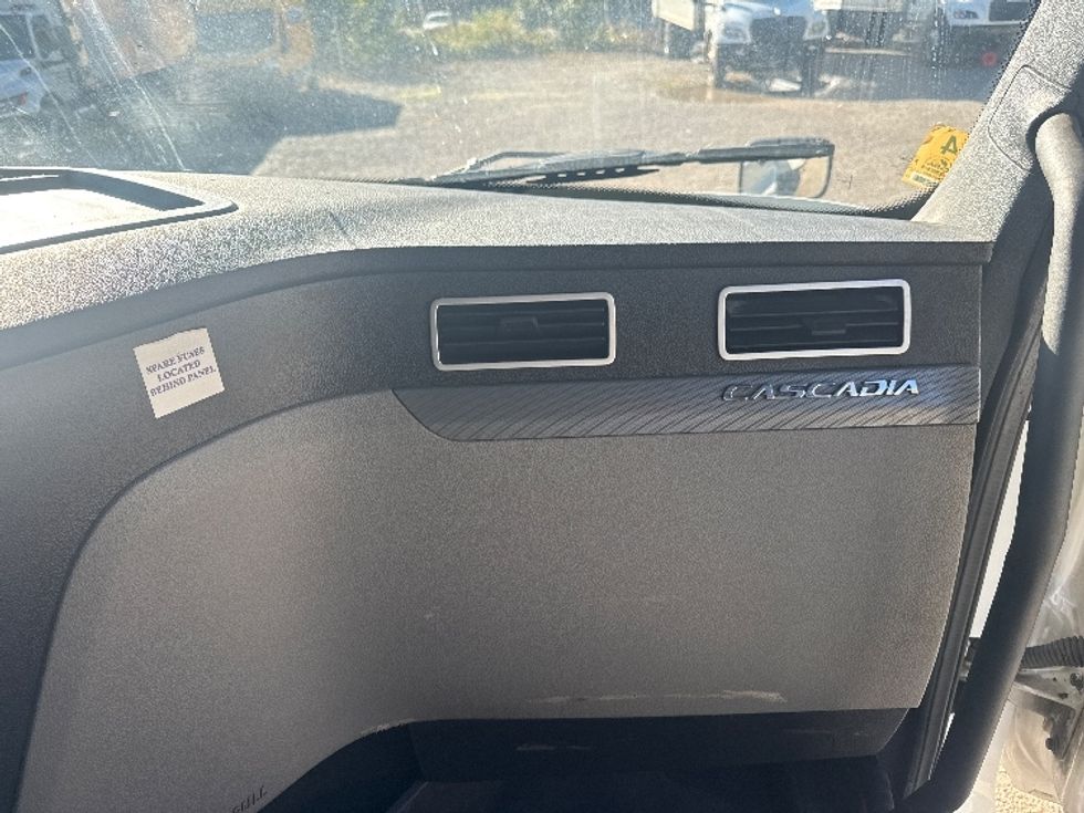 Sleeper Tractor-Heavy Duty Tractors-Freightliner-2020-T12664ST-Akron-OH-324,318\n\t\tmiles-$ 71,500 - Image 14