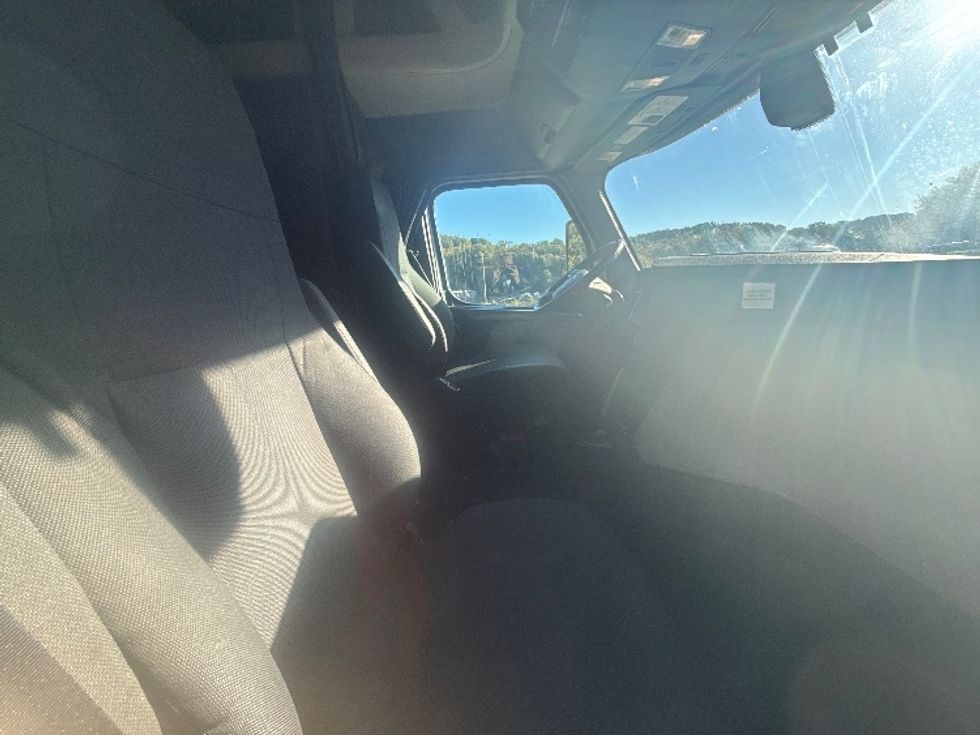 Sleeper Tractor-Heavy Duty Tractors-Freightliner-2020-T12664ST-Akron-OH-324,318\n\t\tmiles-$ 71,500 - Image 15