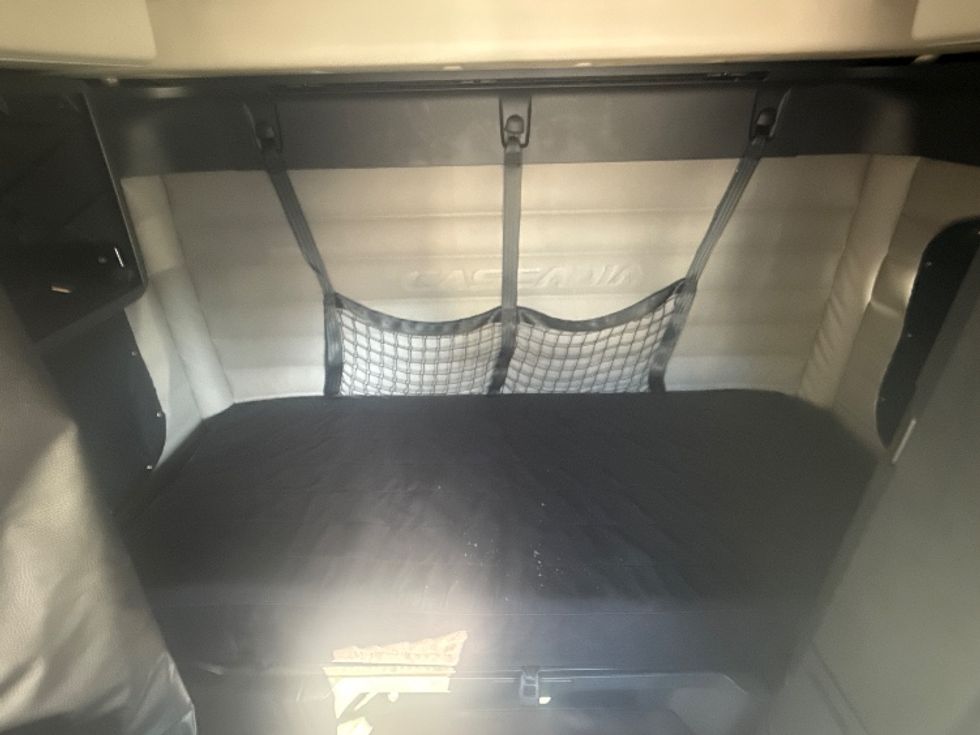 Sleeper Tractor-Heavy Duty Tractors-Freightliner-2020-T12664ST-Akron-OH-324,318\n\t\tmiles-$ 71,500 - Image 16