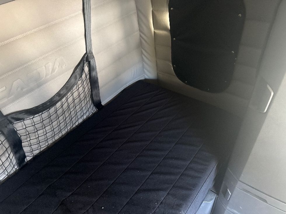 Sleeper Tractor-Heavy Duty Tractors-Freightliner-2020-T12664ST-Akron-OH-324,318\n\t\tmiles-$ 71,500 - Image 17