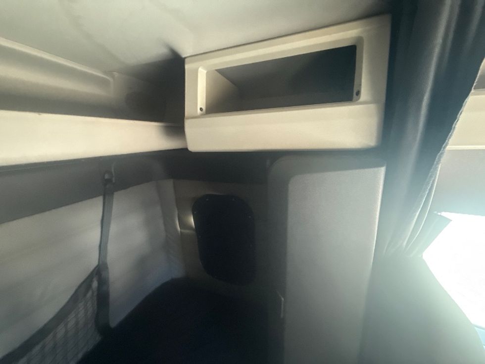 Sleeper Tractor-Heavy Duty Tractors-Freightliner-2020-T12664ST-Akron-OH-324,318\n\t\tmiles-$ 71,500 - Image 18
