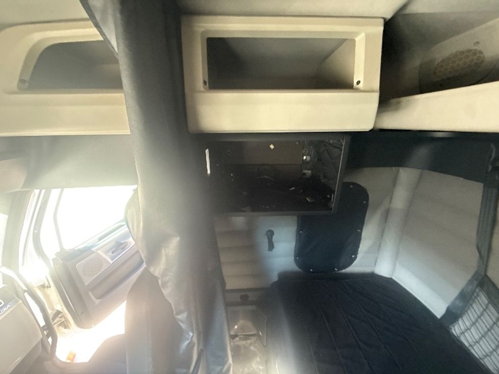 Sleeper Tractor-Heavy Duty Tractors-Freightliner-2020-T12664ST-Akron-OH-324,318\n\t\tmiles-$ 71,500 - Image 19