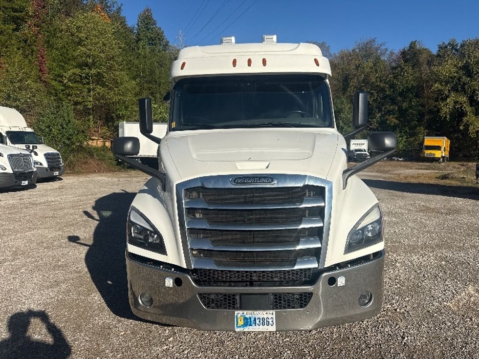 Sleeper Tractor-Heavy Duty Tractors-Freightliner-2020-T12664ST-Akron-OH-324,318\n\t\tmiles-$ 71,500 - Image 2