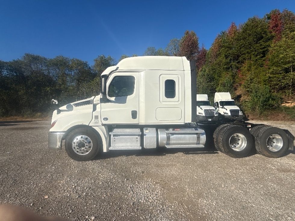 Sleeper Tractor-Heavy Duty Tractors-Freightliner-2020-T12664ST-Akron-OH-324,318\n\t\tmiles-$ 71,500 - Image 4