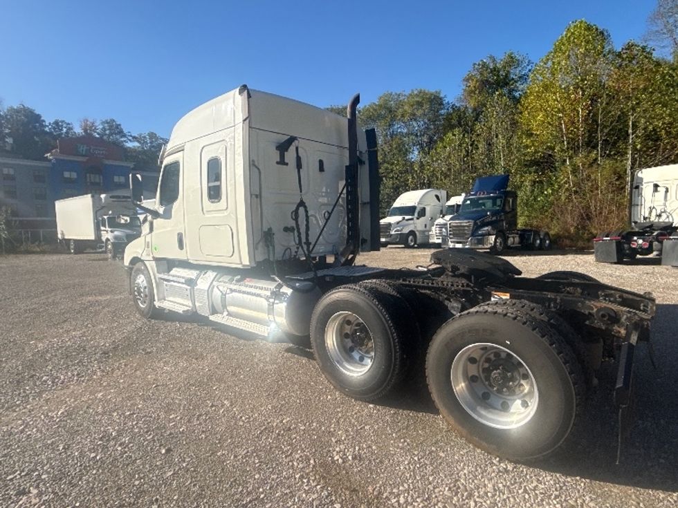 Sleeper Tractor-Heavy Duty Tractors-Freightliner-2020-T12664ST-Akron-OH-324,318\n\t\tmiles-$ 71,500 - Image 5