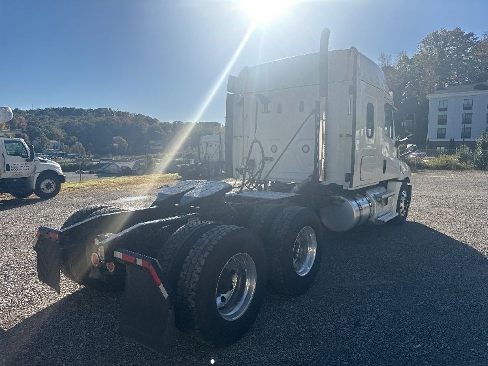 Sleeper Tractor-Heavy Duty Tractors-Freightliner-2020-T12664ST-Akron-OH-324,318\n\t\tmiles-$ 71,500 - Image 7
