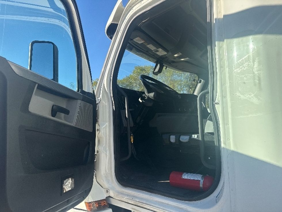 Sleeper Tractor-Heavy Duty Tractors-Freightliner-2020-T12664ST-Akron-OH-324,318\n\t\tmiles-$ 71,500 - Image 9