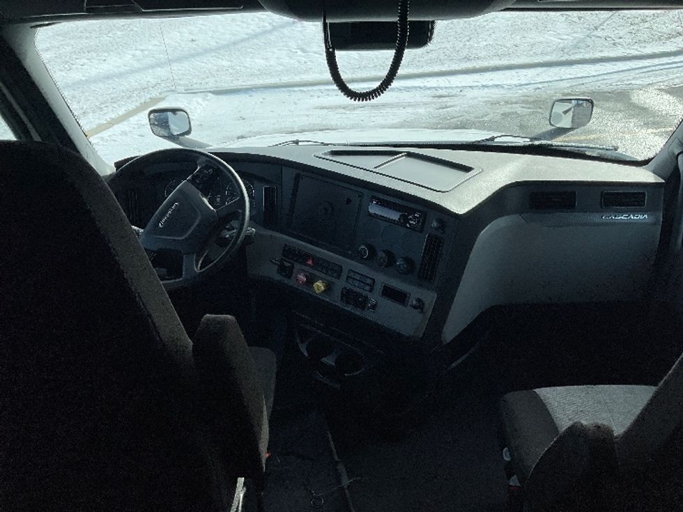 Sleeper Tractor-Heavy Duty Tractors-Freightliner-2020-T12664ST-Akron-OH-398,179\n\t\tmiles-$ 60,750 - Image 12