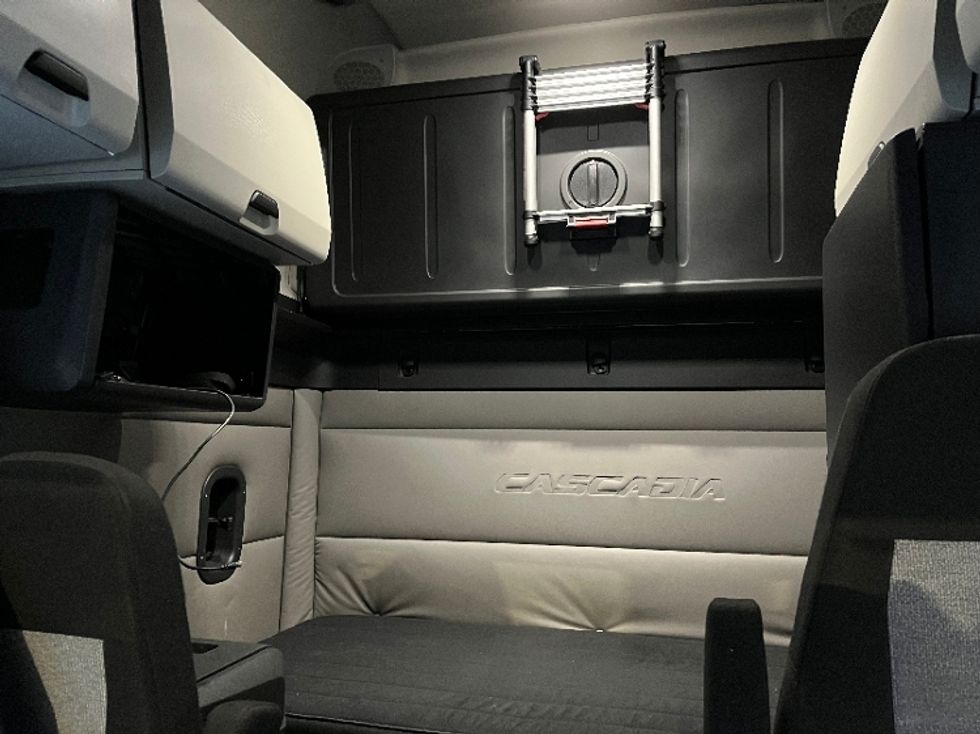 Sleeper Tractor-Heavy Duty Tractors-Freightliner-2020-T12664ST-Akron-OH-398,179\n\t\tmiles-$ 60,750 - Image 13