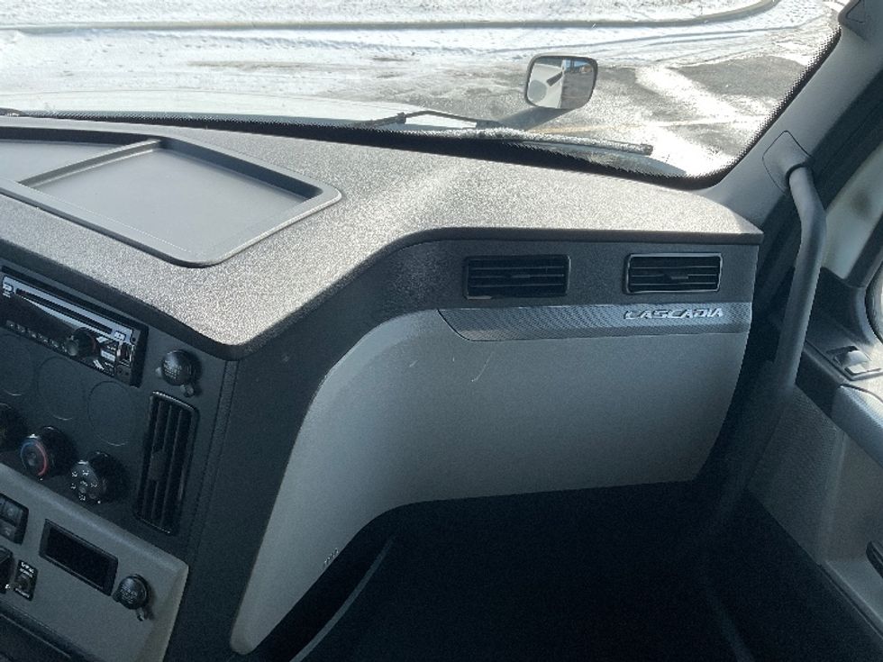 Sleeper Tractor-Heavy Duty Tractors-Freightliner-2020-T12664ST-Akron-OH-398,179\n\t\tmiles-$ 60,750 - Image 15