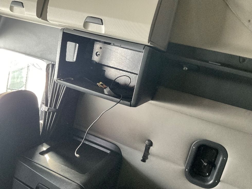 Sleeper Tractor-Heavy Duty Tractors-Freightliner-2020-T12664ST-Akron-OH-398,179\n\t\tmiles-$ 60,750 - Image 16