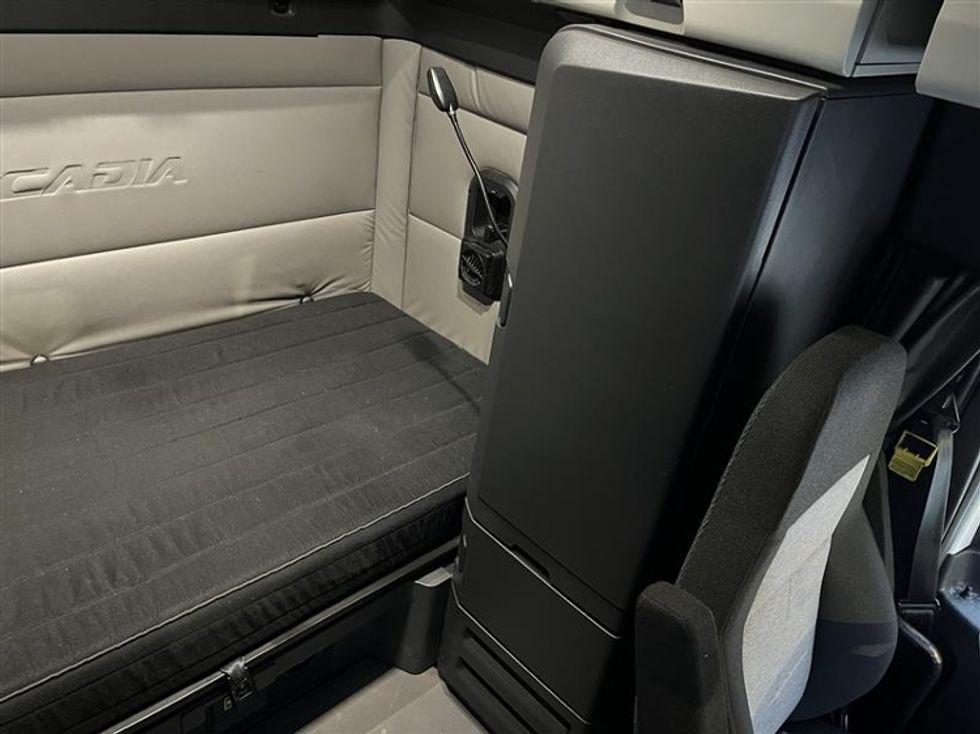 Sleeper Tractor-Heavy Duty Tractors-Freightliner-2020-T12664ST-Akron-OH-398,179\n\t\tmiles-$ 60,750 - Image 17