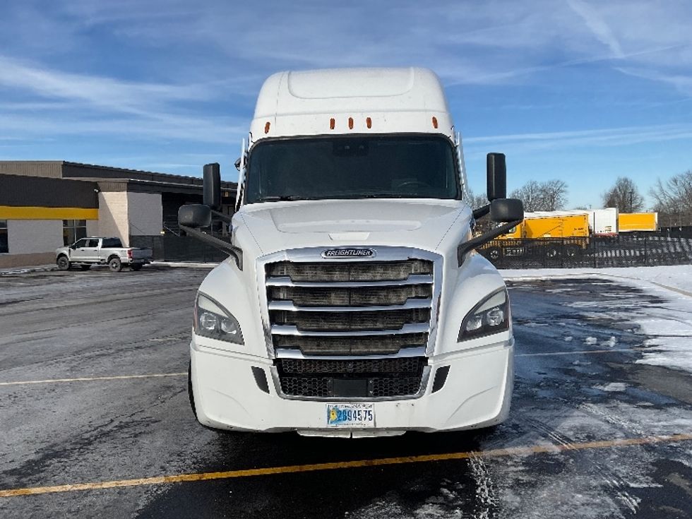 Sleeper Tractor-Heavy Duty Tractors-Freightliner-2020-T12664ST-Akron-OH-398,179\n\t\tmiles-$ 60,750 - Image 2