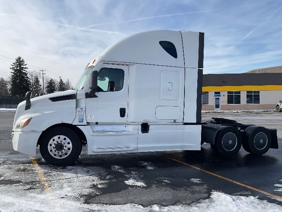 Sleeper Tractor-Heavy Duty Tractors-Freightliner-2020-T12664ST-Akron-OH-398,179\n\t\tmiles-$ 60,750 - Image 4