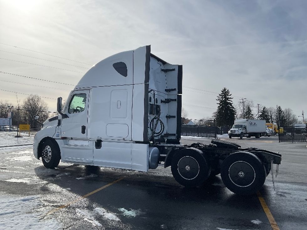 Sleeper Tractor-Heavy Duty Tractors-Freightliner-2020-T12664ST-Akron-OH-398,179\n\t\tmiles-$ 60,750 - Image 5