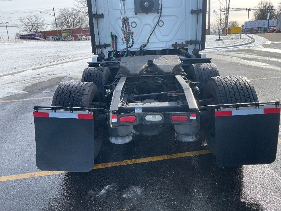 Sleeper Tractor-Heavy Duty Tractors-Freightliner-2020-T12664ST-Akron-OH-398,179\n\t\tmiles-$ 60,750 - Image 6