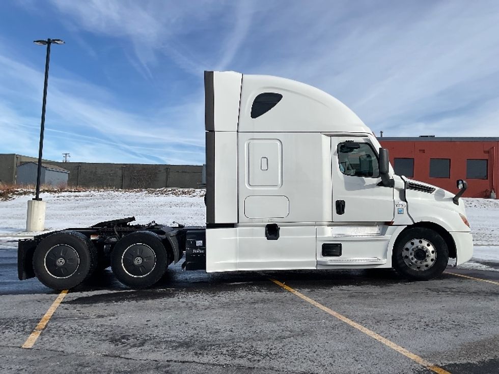 Sleeper Tractor-Heavy Duty Tractors-Freightliner-2020-T12664ST-Akron-OH-398,179\n\t\tmiles-$ 60,750 - Image 8