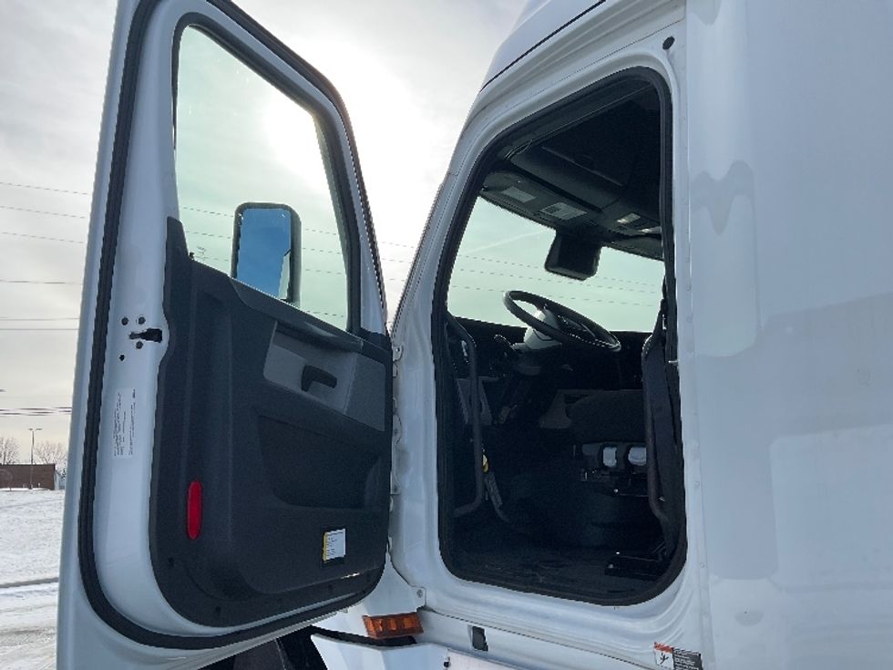 Sleeper Tractor-Heavy Duty Tractors-Freightliner-2020-T12664ST-Akron-OH-398,179\n\t\tmiles-$ 60,750 - Image 9