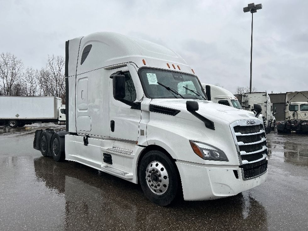 Sleeper Tractor-Heavy Duty Tractors-Freightliner-2020-T12664ST-Akron-OH-485,903\n\t\tmiles-$ 61,750 - Image 1