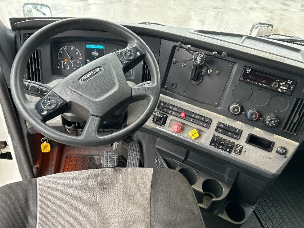 Sleeper Tractor-Heavy Duty Tractors-Freightliner-2020-T12664ST-Akron-OH-485,903\n\t\tmiles-$ 61,750 - Image 11