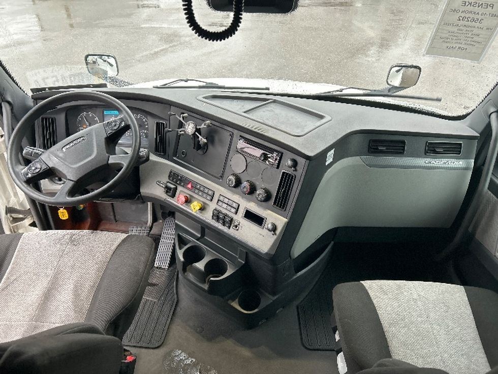 Sleeper Tractor-Heavy Duty Tractors-Freightliner-2020-T12664ST-Akron-OH-485,903\n\t\tmiles-$ 61,750 - Image 12