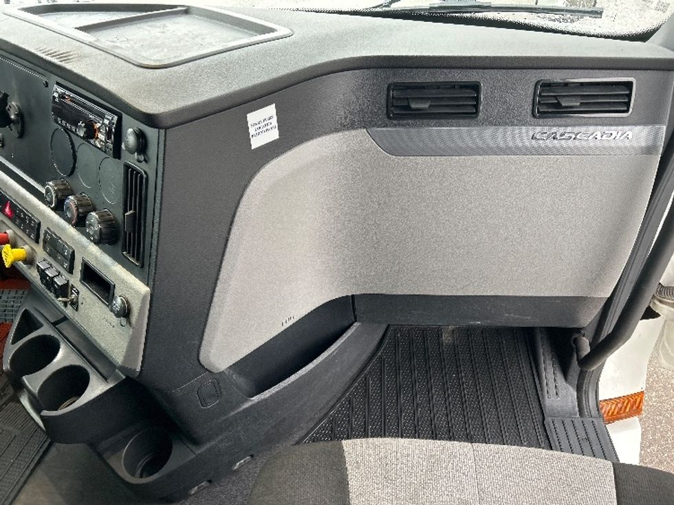 Sleeper Tractor-Heavy Duty Tractors-Freightliner-2020-T12664ST-Akron-OH-485,903\n\t\tmiles-$ 61,750 - Image 14