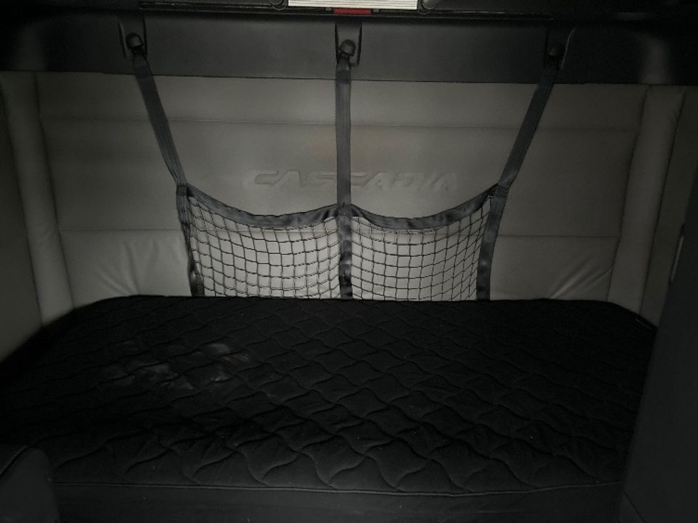 Sleeper Tractor-Heavy Duty Tractors-Freightliner-2020-T12664ST-Akron-OH-485,903\n\t\tmiles-$ 61,750 - Image 16