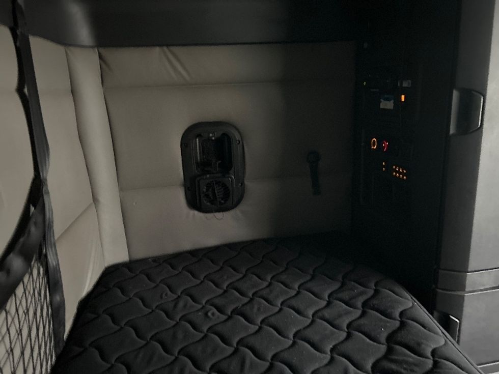 Sleeper Tractor-Heavy Duty Tractors-Freightliner-2020-T12664ST-Akron-OH-485,903\n\t\tmiles-$ 61,750 - Image 18