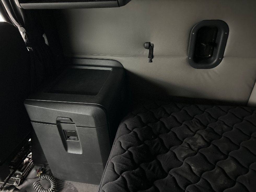 Sleeper Tractor-Heavy Duty Tractors-Freightliner-2020-T12664ST-Akron-OH-485,903\n\t\tmiles-$ 61,750 - Image 19