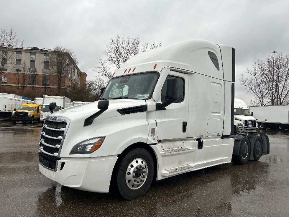 Sleeper Tractor-Heavy Duty Tractors-Freightliner-2020-T12664ST-Akron-OH-485,903\n\t\tmiles-$ 61,750 - Image 3