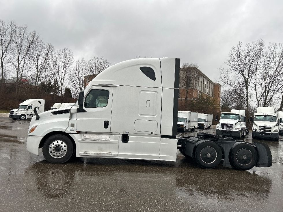 Sleeper Tractor-Heavy Duty Tractors-Freightliner-2020-T12664ST-Akron-OH-485,903\n\t\tmiles-$ 61,750 - Image 4