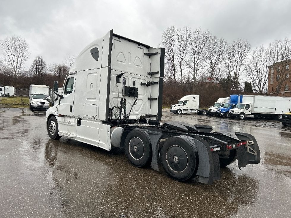 Sleeper Tractor-Heavy Duty Tractors-Freightliner-2020-T12664ST-Akron-OH-485,903\n\t\tmiles-$ 61,750 - Image 5