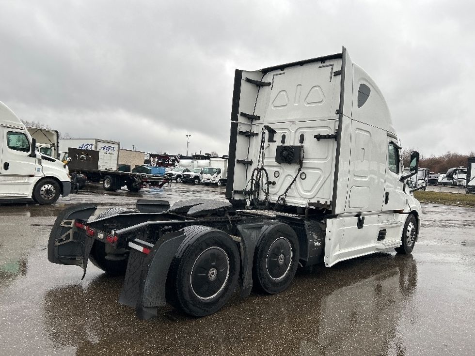 Sleeper Tractor-Heavy Duty Tractors-Freightliner-2020-T12664ST-Akron-OH-485,903\n\t\tmiles-$ 61,750 - Image 7