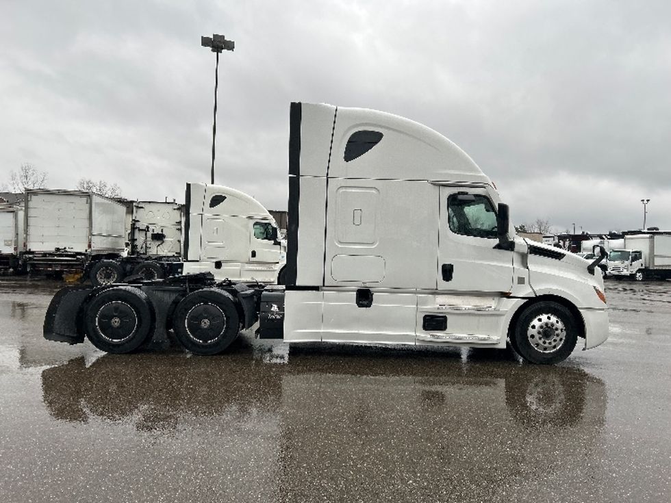 Sleeper Tractor-Heavy Duty Tractors-Freightliner-2020-T12664ST-Akron-OH-485,903\n\t\tmiles-$ 61,750 - Image 8