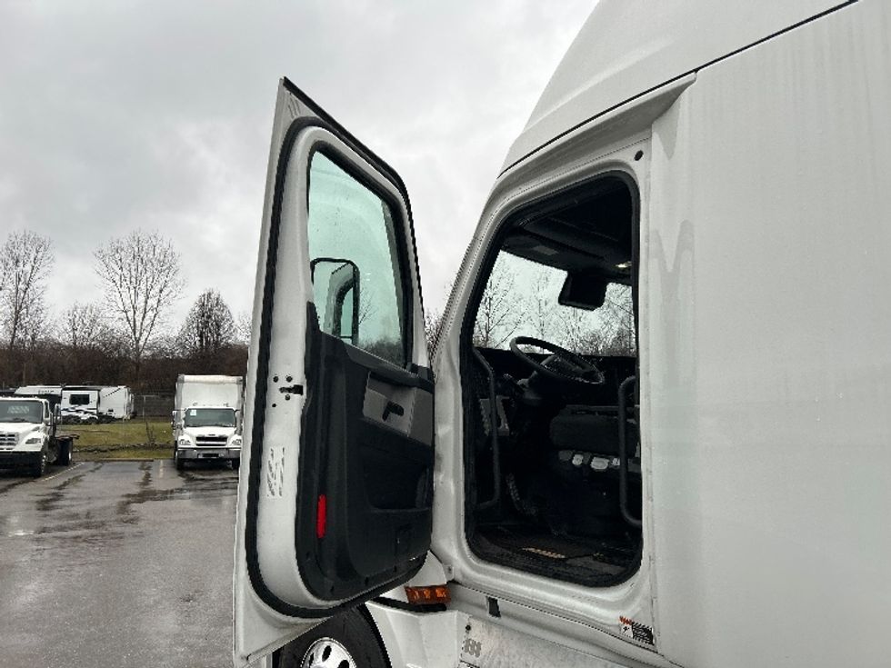 Sleeper Tractor-Heavy Duty Tractors-Freightliner-2020-T12664ST-Akron-OH-485,903\n\t\tmiles-$ 61,750 - Image 9