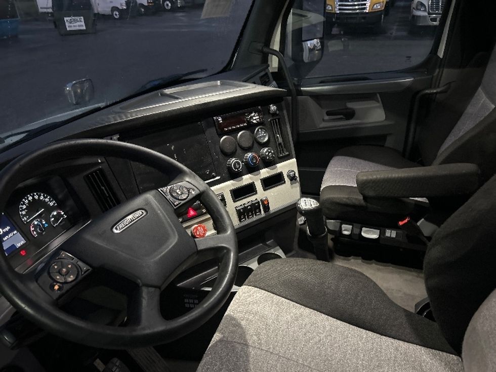 Sleeper Tractor-Heavy Duty Tractors-Freightliner-2020-T12664ST-Akron-OH-683,487\n\t\tmiles-$ 42,750 - Image 10